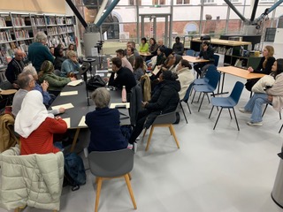 groep mensen zittend op stoel in een zaal