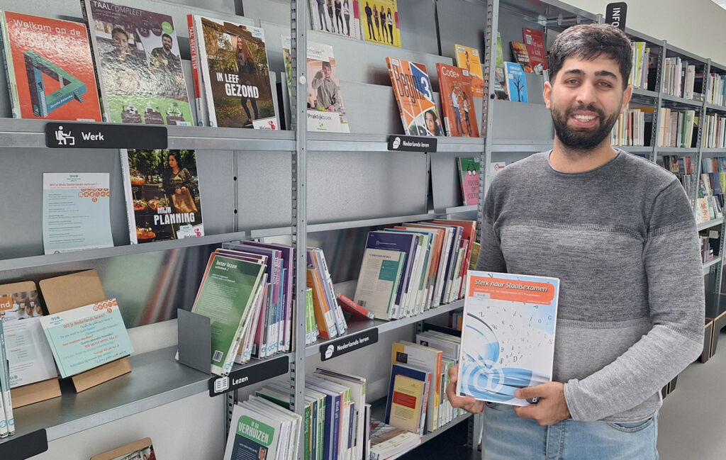 Baran Aziz in de bibliotheek van Breda