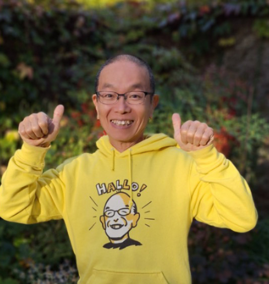 Tetsu met een een trui waar op staat: een prettige man uit Japan.