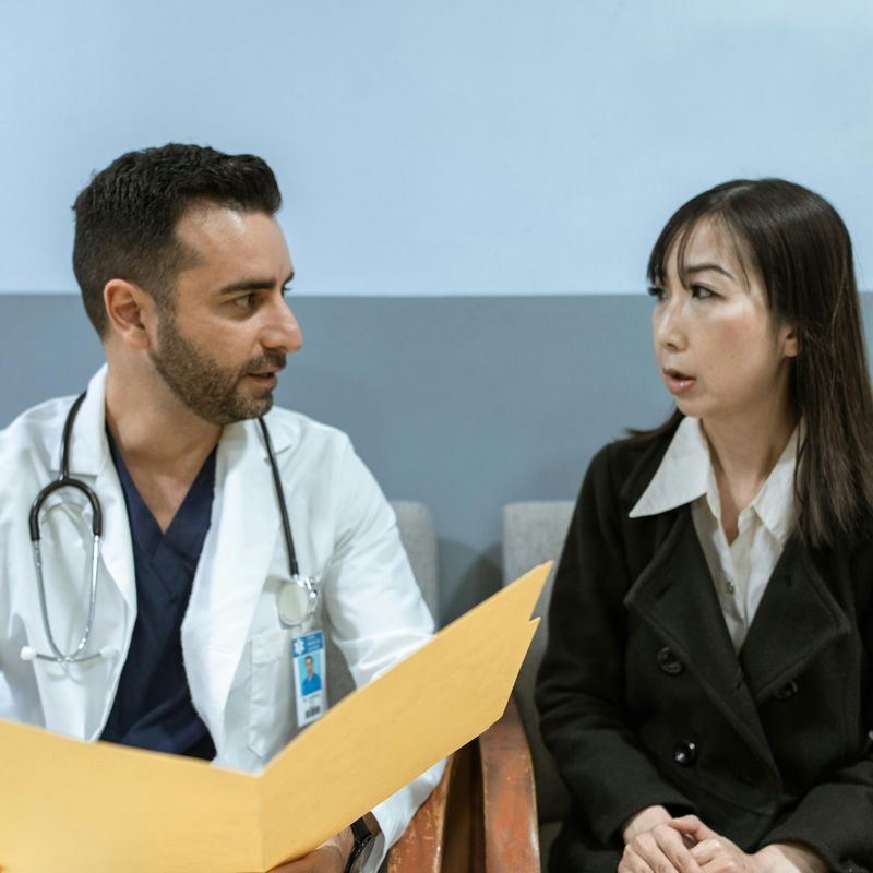 arts praat met een patient