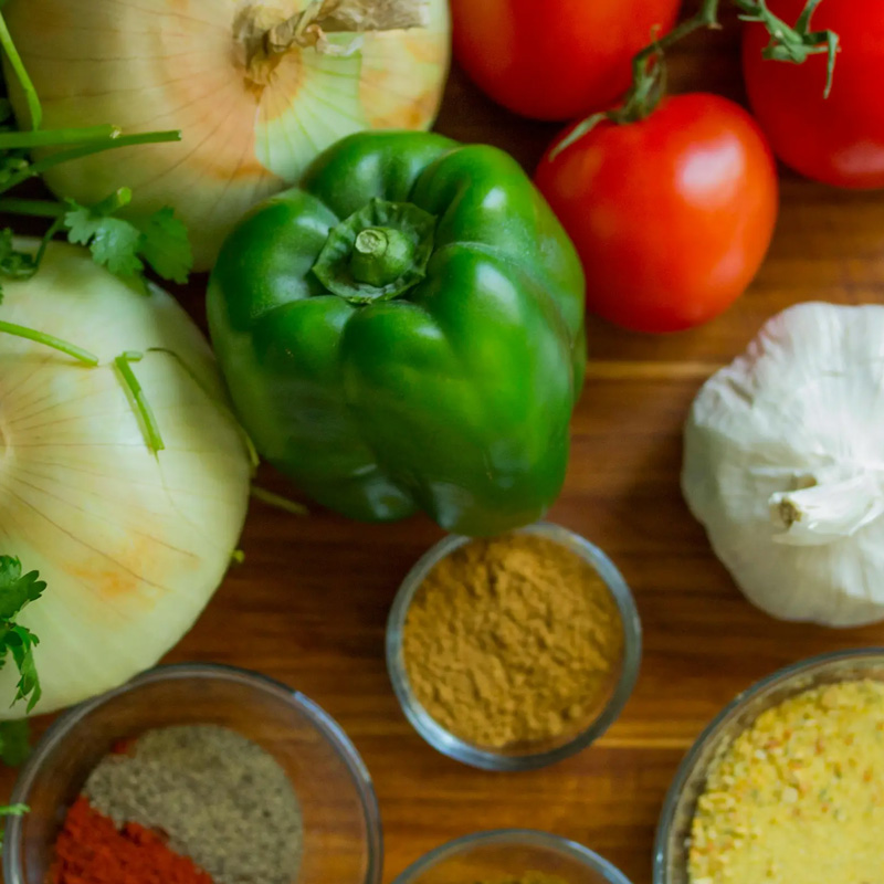 paprika, ui, tomaat en kruiden.