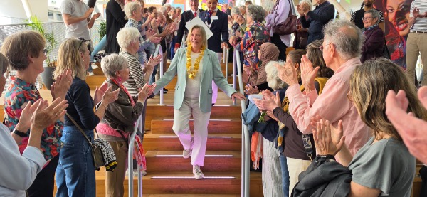 Oprichtster Dianne wordt met gejuich onthaald op haar afscheidsfeest